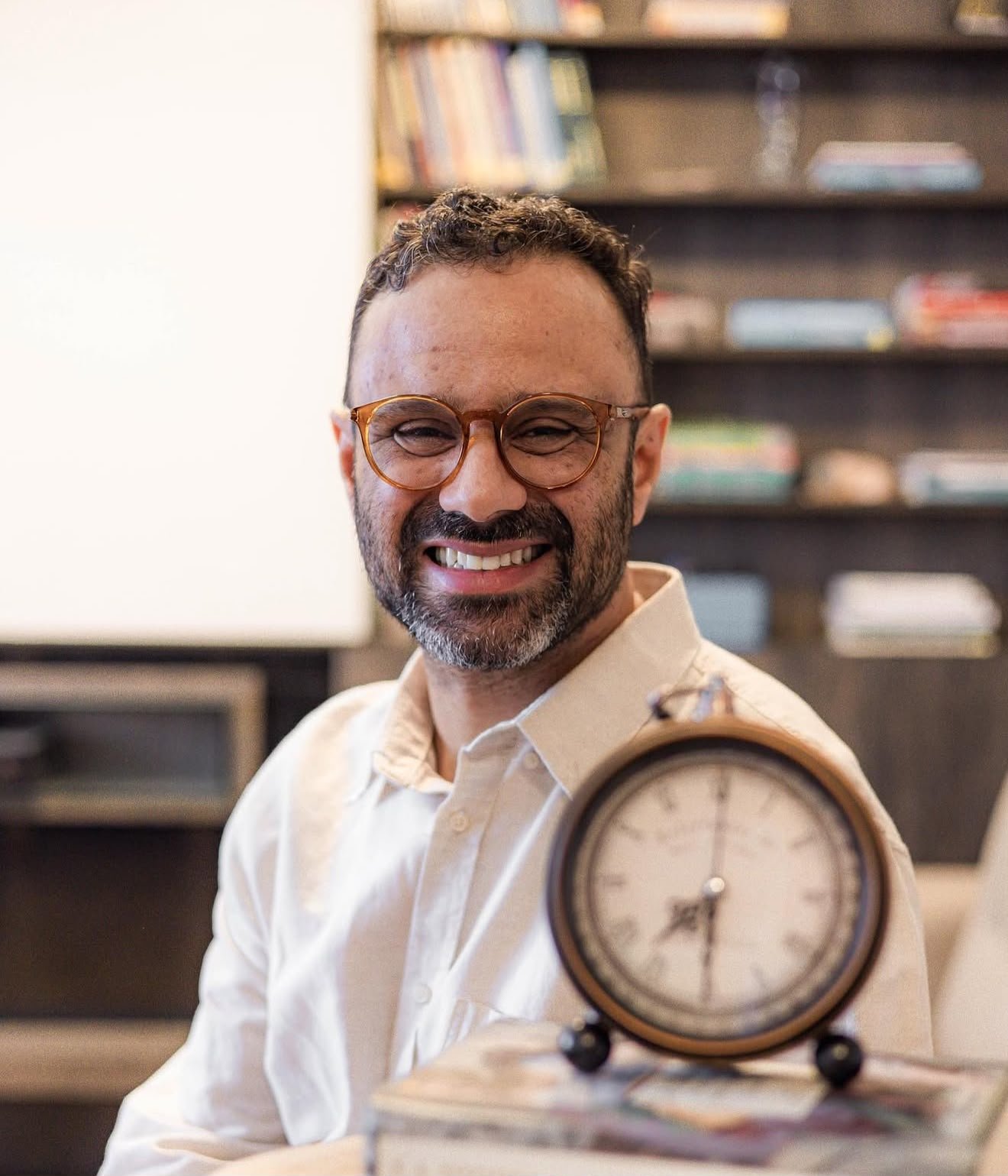 Dr. Gilberto Giovanetti, médico psiquiatra, em seu consultório em Tubarão/SC.